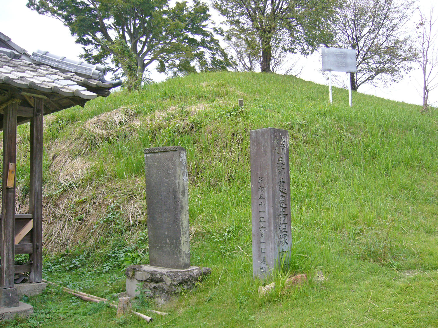 慈恩寺経塚古墳（熊本県重要文化財）の写真